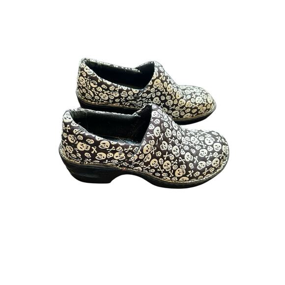 Boc Born Peggy Skull & Cross Bone Slip On Wedge Comfort Clogs Black White Sz 6.5 - Picture 1 of 10